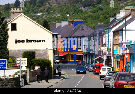 Vue vers le bas principale rue commerçante en centre ville de Llanberis Gwynedd Snowdonia North Wales UK Banque D'Images