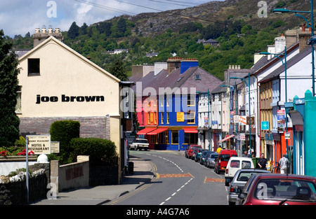 Vue vers le bas principale rue commerçante en centre ville de Llanberis Gwynedd Snowdonia North Wales UK Banque D'Images