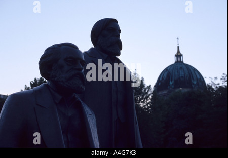 Statue de Marx et Engels à Marx Engels Forum à Berlin, Allemagne Banque D'Images