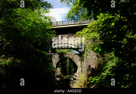 Devils Bridge traversant la rivière Mynach qui coule dans une gorge profonde Ceredigion West Wales UK Banque D'Images