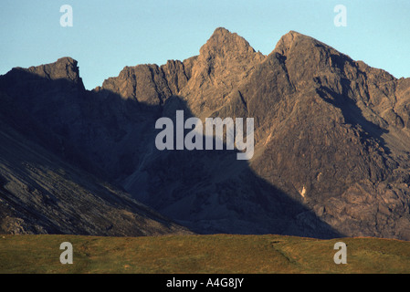 Sgurr Alasdair Mhic Choinnich et Sgurr Coire ci-dessus dans la lumière du soleil du soir. Lagan Cuillin noires, Ile de Skye, Ecosse, Royaume-Uni Banque D'Images