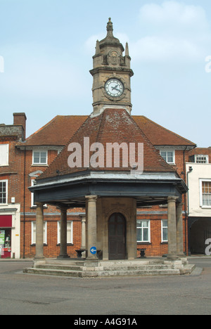 Point de repère historique horloge tour ou horloge rue scène route jonction sur Northbrook Street apparemment construit 1929 à Newbury Berkshire Angleterre Royaume-Uni Banque D'Images