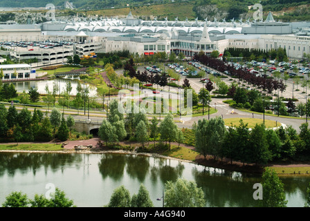 Vue de dessus à la recherche vers le bas sur une partie de la Bluewater shopping complex près de Dartford Kent England UK Banque D'Images