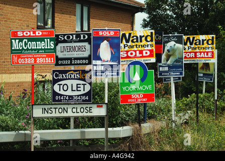 Agents immobiliers et de laisser les affiches publicitaires placées à la sortie de l'impasse et rue principale Banque D'Images