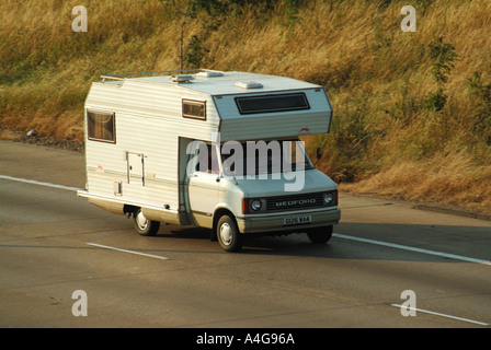 Autoroute M25 moteur Bedford camping-van Banque D'Images