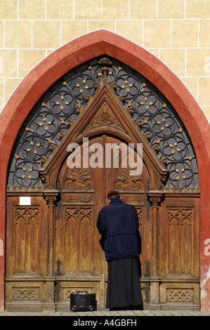 Prêtre gothique en bois de verrouillage de la porte de l'église historique à Banska Bystrica, Slovaquie Banque D'Images