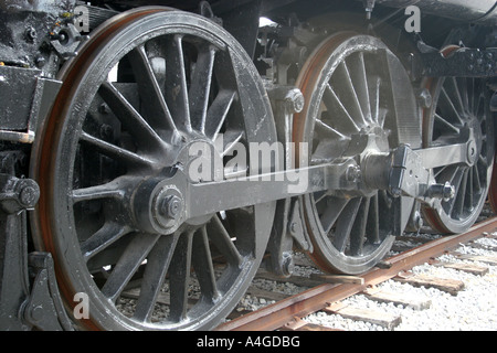 Les roues d'entraînement du moteur de locomotive d'un train. Banque D'Images