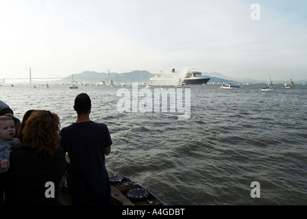 Visiteurs regardant le Queen Mary II est arrivée dans la baie de San Francisco Banque D'Images