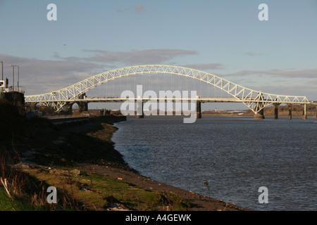 L'ancien pont du jubilé d'argent sur la rivière Mersey et Manchester Ship Canal entre Runcorn & Widnes, Cheshire, avant remise à neuf Banque D'Images