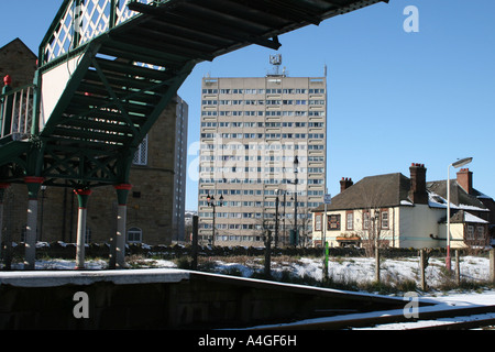 Journée d'hiver dans la ville de Flint, au nord du Pays de Galles de la gare montrant des tours d'appartements avant le bardage est passé. Banque D'Images