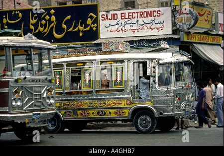 Sind Pakistan Karachi Saddar décoré les bus locaux Banque D'Images