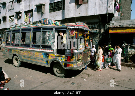 Sind Pakistan Karachi personnes transport bus d'embarquement dans la Vieille Ville Banque D'Images