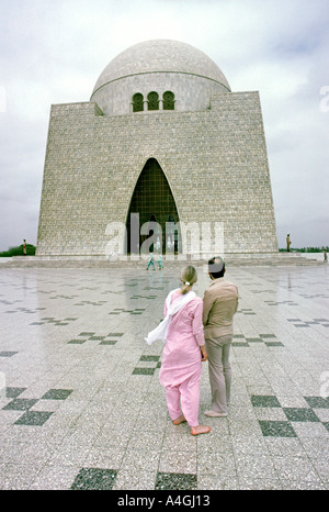 Sind Pakistan Karachi touristes occidentaux en dehors de Jinnahs tomb Banque D'Images