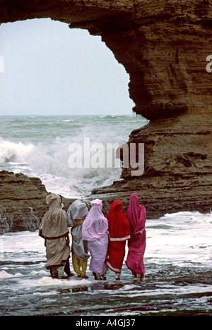 Sind Pakistan Karachi Femmes trippers à Paradise Point plage en regardant vagues se briser dans Banque D'Images