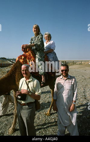 Sind Pakistan Karachi Paradise Point, plage de la famille de l'ouest de touristes avec des femmes de chameau Banque D'Images