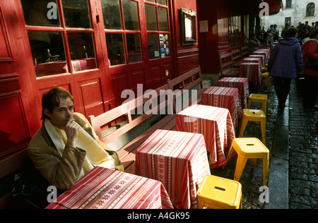 France Paris Montmartre Place du Tertre man in cafe Banque D'Images