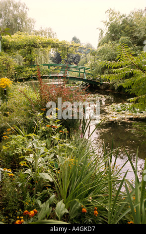 France Giverny artiste impressionniste Claude Monet le pont de jardin d'eau Banque D'Images