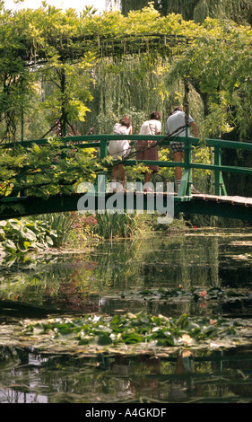 France Giverny Monet Claude artiste impressionniste jardin de l'eau visiteurs sur le pont Banque D'Images