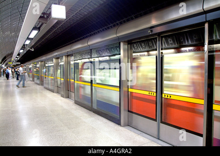 La ligne de métro Jubilee à la plate-forme de la station London Bridge à Londres. Banque D'Images