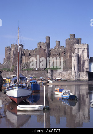 Château de Conwy historique site classé au patrimoine mondial de l'UNESCO et bâtiment classé Grade I Calm River Conwy bateaux amarrés Blue Sky day Conwy Gwynedd North Wales UK Banque D'Images