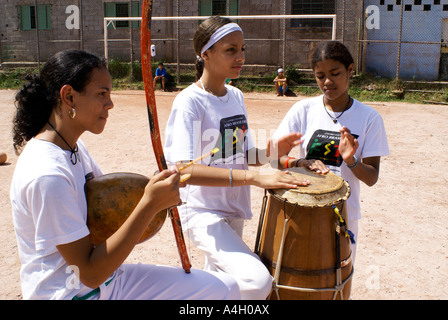 De jeunes filles, jouant des instruments de musique traditionnelle brésilienne qui sont utilisés au cours de capoeira (art martial brésilien), Sao Paulo Banque D'Images