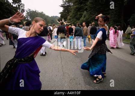 San Francisco, Californie. Deux femmes dansent dans le grand char de Hare Krishna Festival dans le parc du Golden Gate Banque D'Images