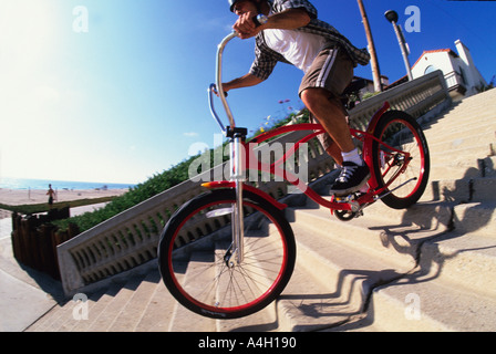Un homme MONTÉ SUR UN FIL EN VTT VERS LE BAS PAS DANS MANHATTAN BEACH CALIFORNIA USA SPORTS Banque D'Images
