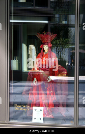 L'Opéra d'État bavarois de fenêtre Maison Maximilianshoefe shopping mall Muenchen Munich Bavaria Allemagne montrant costume d'opéra Banque D'Images