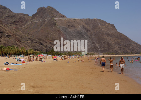 Plage de sable artificielle Playa de Las Teresitas San Andres Las Montanas de Anaga, Teneriffe, Îles Canaries, Espagne Banque D'Images