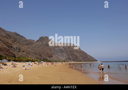 Plage de sable artificielle Playa de Las Teresitas San Andres Las Montanas de Anaga, Teneriffe, Îles Canaries, Espagne Banque D'Images