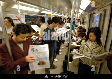 Les passagers du métro, Shanghai, Chine Banque D'Images