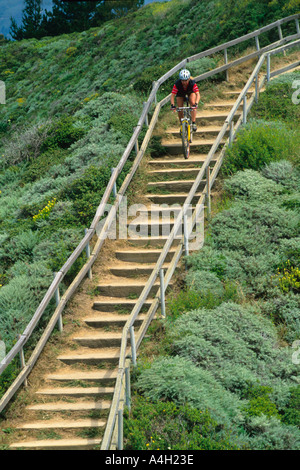 Vtt dans les escaliers SPORTS Banque D'Images