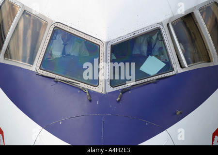 Pilote de ligne et pilote de coopération se préparer pour le départ dans le cockpit d'un avion de ligne Boeing 767 Banque D'Images