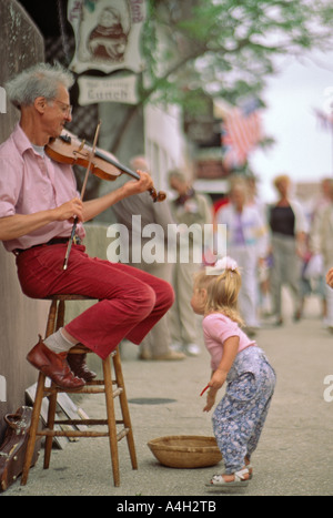 Fiddler amusant sur les rues de St Augustine Florida USA Banque D'Images