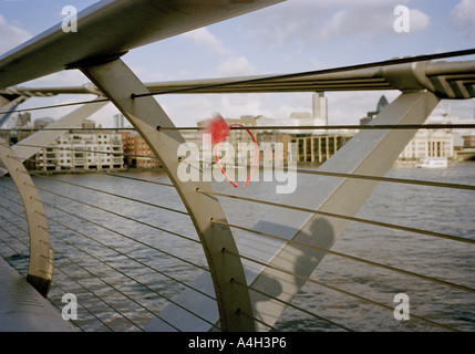 Un serre-tête laissé accroché sur les grilles du Millennium Bridge à Londres. Banque D'Images