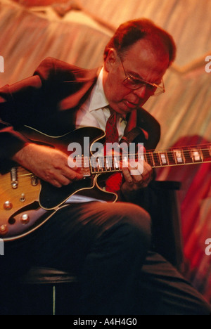 Le guitariste de jazz Jack Peterson effectuant dans un club en Floride USA Banque D'Images