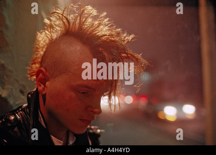 Jeune homme à la coupe mohawk fume une cigarette à l'extérieur d'un autre club discothèque à Jacksonville en Floride USA Banque D'Images