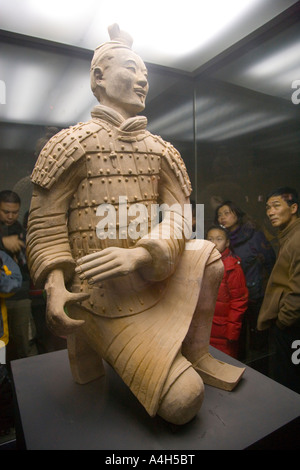 Archer à genoux en cas de verre Armée de terre cuite, Xi'an Chine JMH2049 Banque D'Images