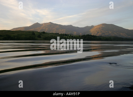 Ben Cruachan exprimés dans le coucher du soleil les couleurs d'une soirée d'été à partir de la rive est du Loch Awe, Argyll, Scotland Banque D'Images