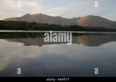 Ben Cruachan jette dans les couleurs du coucher du soleil lors d'une soirée d'été à partir d'un Loch Awe calme plat, Argyll, Ecosse Banque D'Images