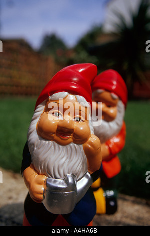 Deux nains de jardin dans un jardin anglais sur un jour d'été ensoleillé s Banque D'Images