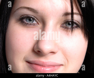 Close up of young girl de 16 ans avec des cheveux noirs et de beaux yeux en souriant à la caméra en toute confiance Banque D'Images