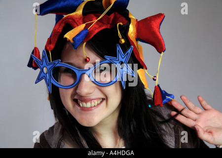 Jeune femme avec chapeau jesters et lunettes nouveauté laughing Banque D'Images