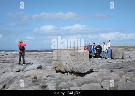 Posent pour la photo de groupe sur un rivage rocailleux irish en été. Banque D'Images