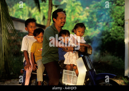 Père de quatre enfants à cycle automatique - l'île de Tioman en Malaisie Banque D'Images