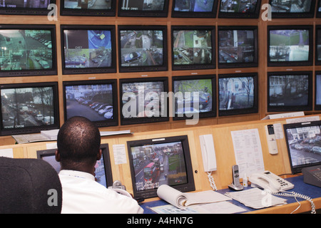 Un opérateur seul en face d'une banque d'écrans de télévision en circuit fermé, dans le sud de Londres, au Royaume-Uni. Février 2007. Banque D'Images