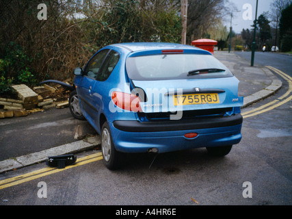 Voiture en panne Peugeot 206 après accident Banque D'Images