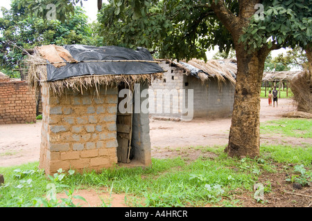 Toilettes une latrine dans le village d'Khoswe, Malawi, Afrique Banque D'Images