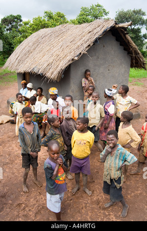 Les femmes et les enfants dans le village de Mambala, Malawi, Afrique Banque D'Images