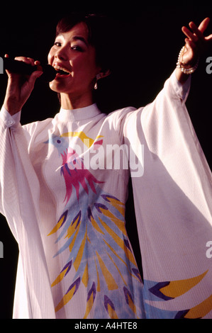 Femme orientale Singer Chanter avec microphone et performing on stage Banque D'Images